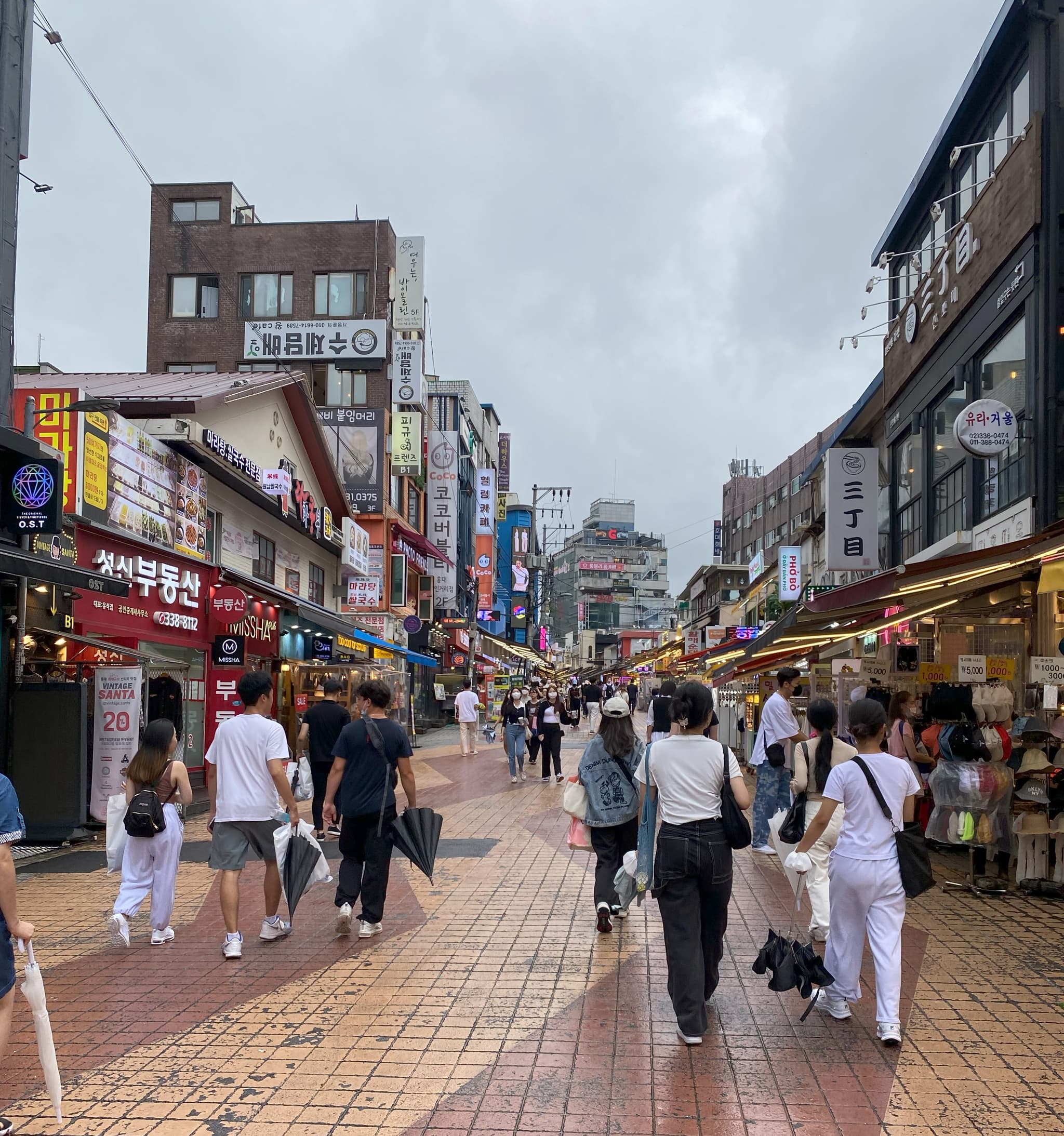 Hongdae Guide 2026: Seoul's Indie Culture Hub - Live Music, Street Art & Creative Spaces
