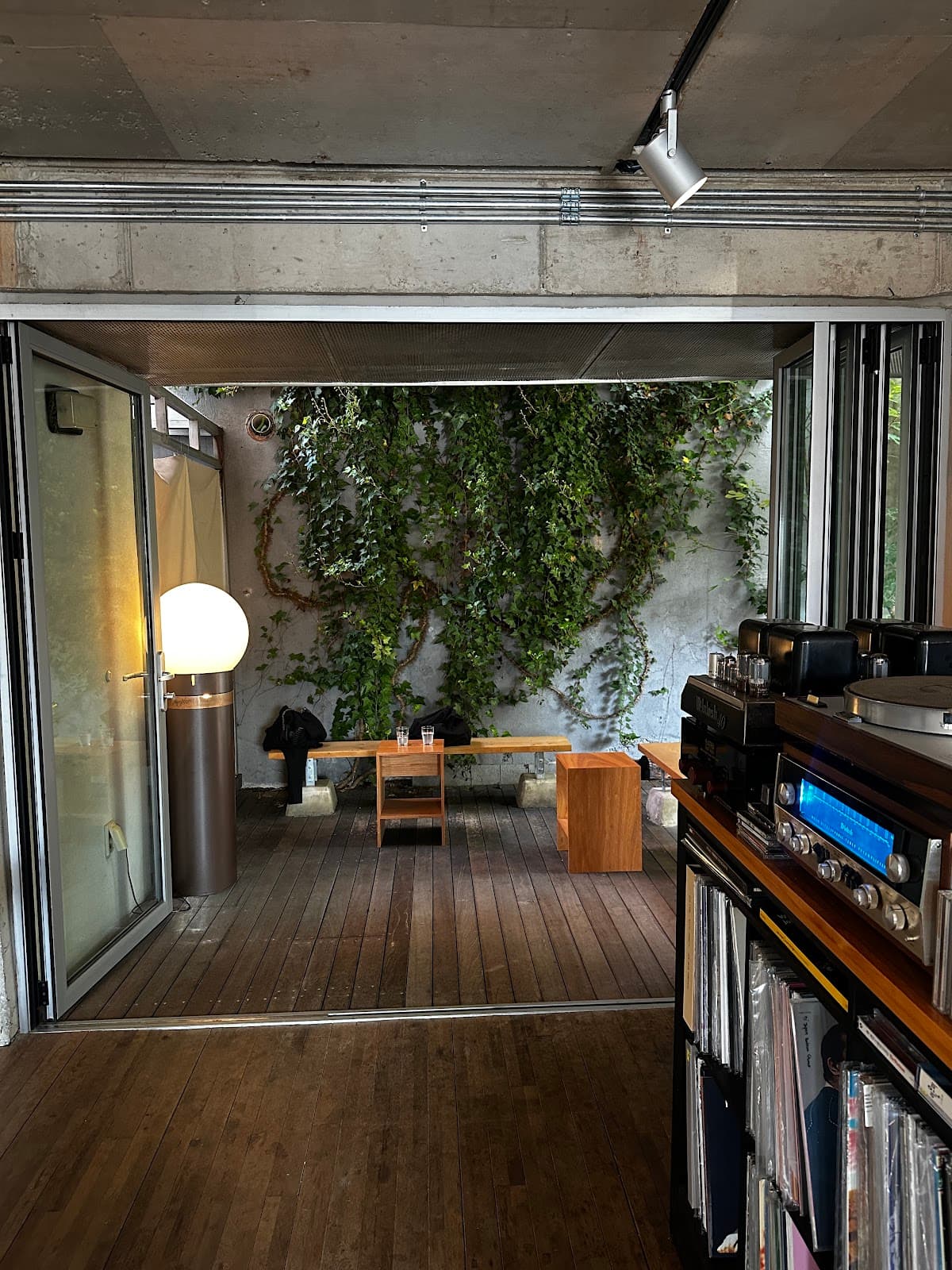 ZakiLove — 후암동 바이닐 LP 카페 3