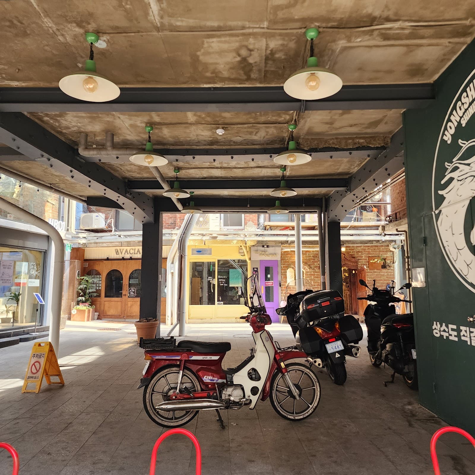 Haebangchon Sinheung Market 4