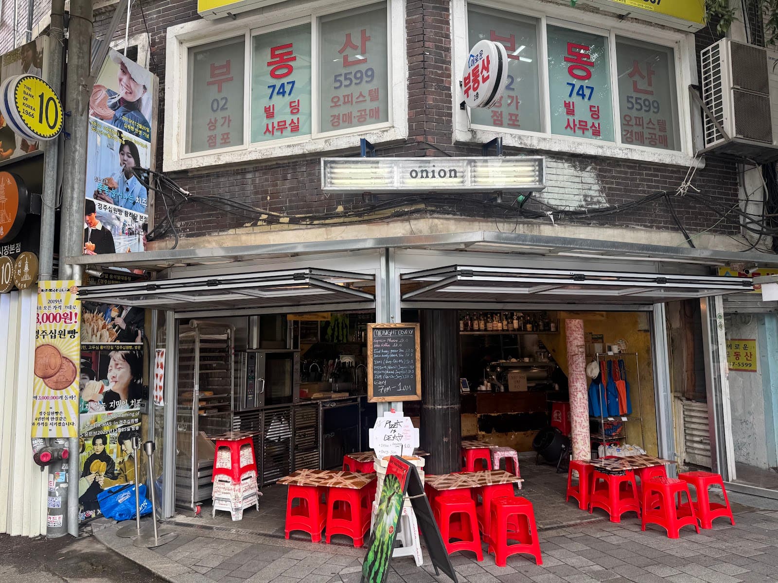 Cafe Onion Gwangjang (์นดํ ์ด๋์ธ ๊ด์ฅ์์ฅ์ )