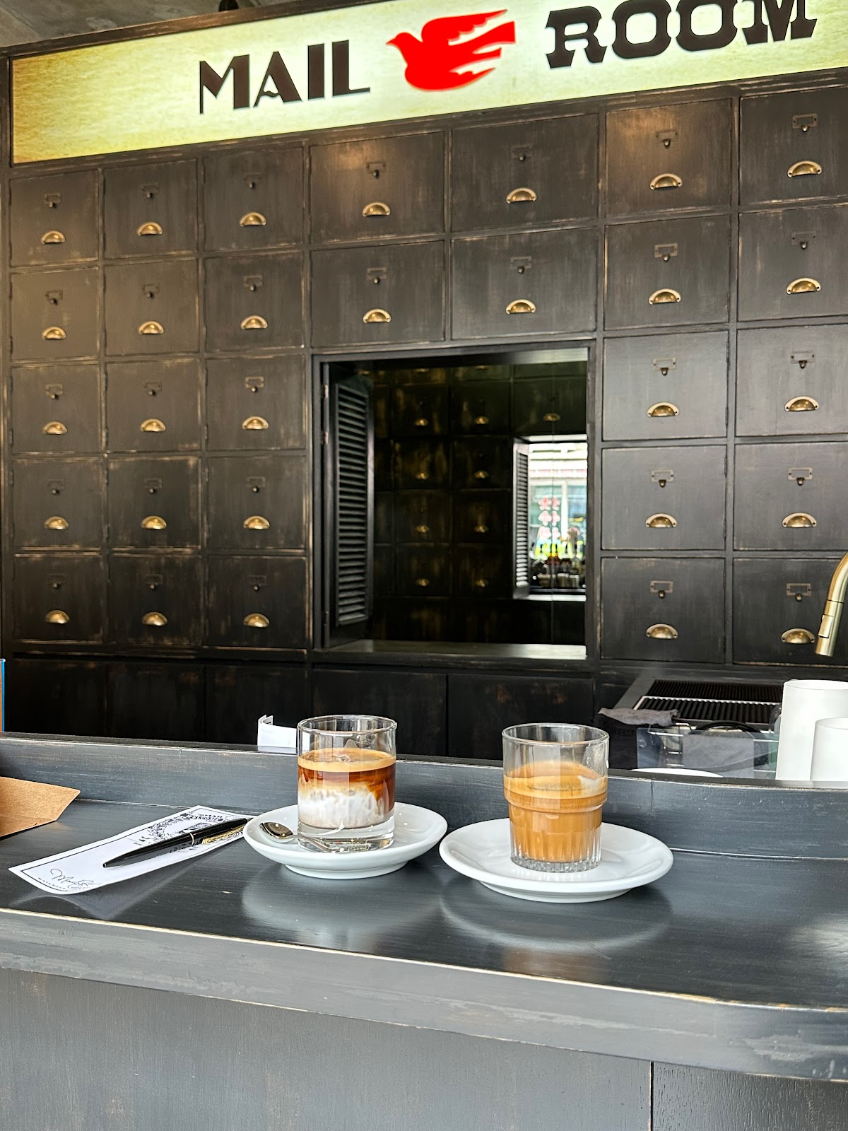 메일룸 신당의 황동 우편함 — 열쇠로 커피를 꺼내는 독특한 공간