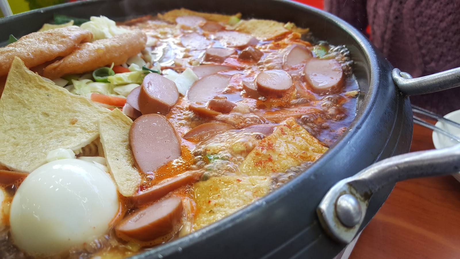 신당동 즉석 떡볶이, 가스버너 위에서 끓고 있는 모습